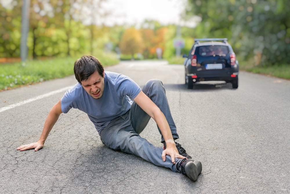 An injured man on the road; paramedic vs passerby roles
